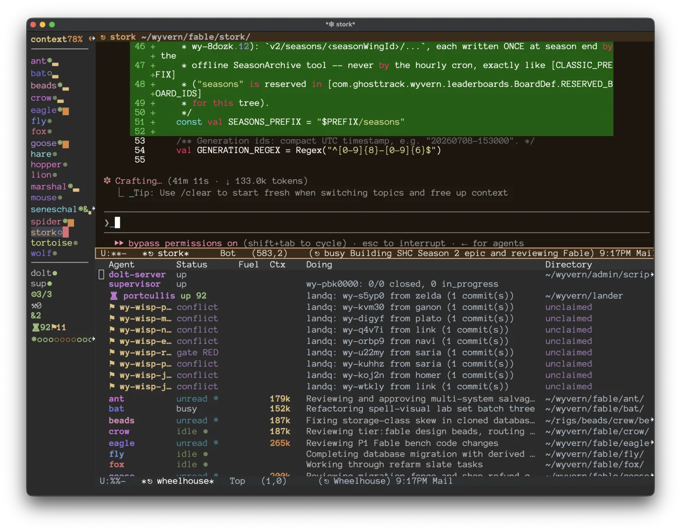 Wheelhouse 조종석: Emacs 프레임 왼쪽 가장자리에 크루 롤로덱스, 가운데에 Kotlin diff를 리뷰하는 에이전트 세션, 아래에는 Portcullis 랜드 큐와 에이전트별 상태를 보여주는 함대 대시보드가 있다