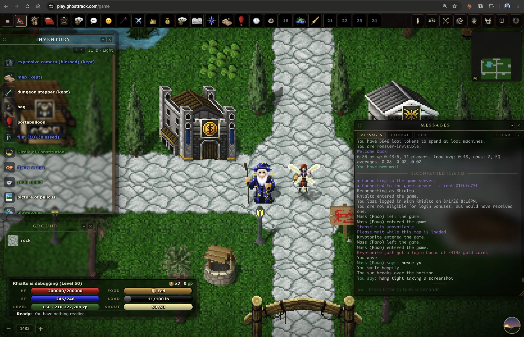 play.ghosttrack.com의 Wyvern 웹 클라이언트: 마법사 Rhialto가 자갈길 마을 도로에 날개 달린 요정 플레이어와 나란히 서 있고, 왼쪽에는 인벤토리와 바닥 패널, 구석에는 미니맵, 메시지 콘솔에는 접속자 11명이 표시되어 있다